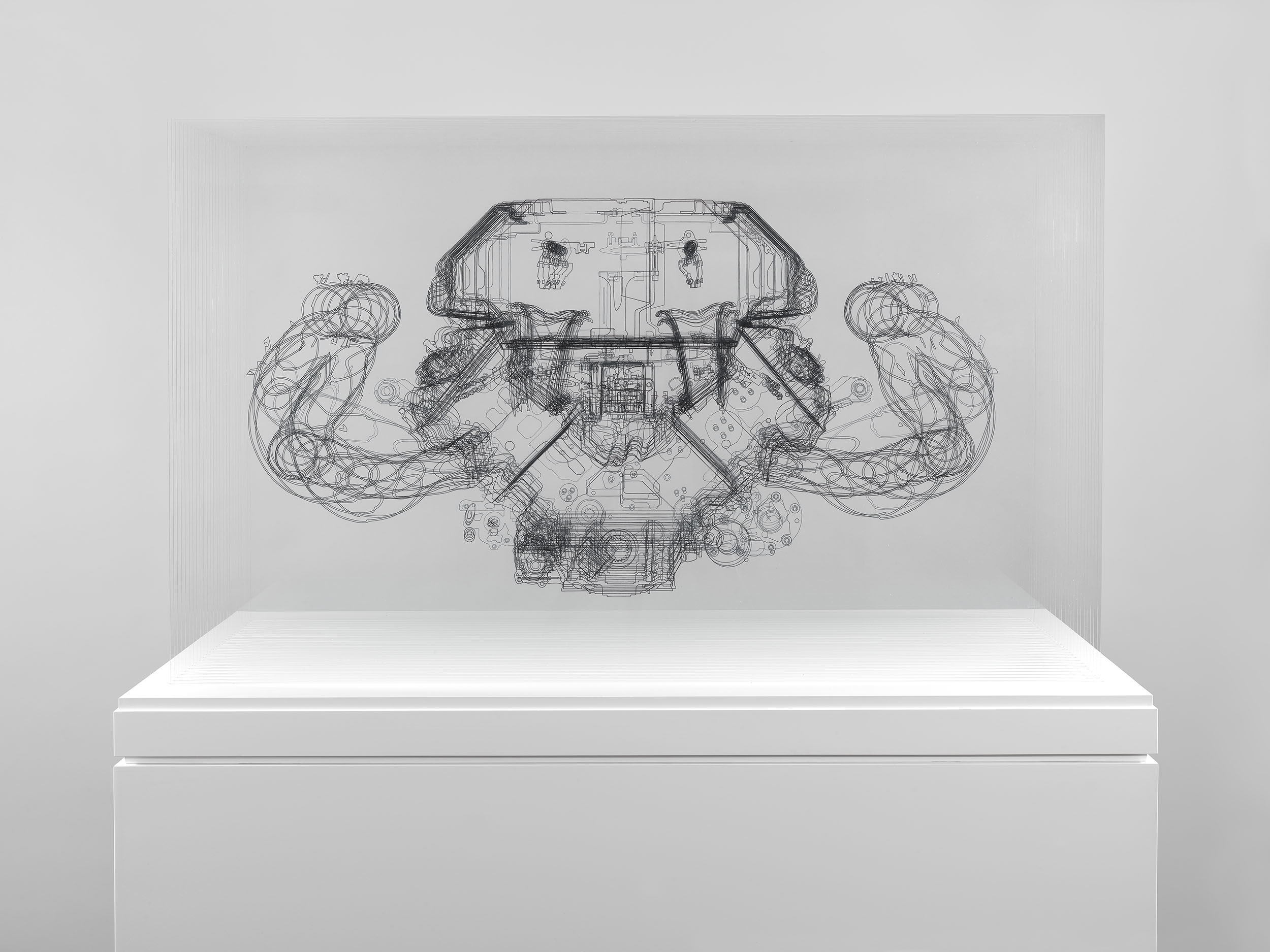 Angela Palmer - Adrenalin - V8 Engine, Ink drawing on 25 sheets of Mirogard glass, 75 x 119 x 72 cm (expo, vue de face)