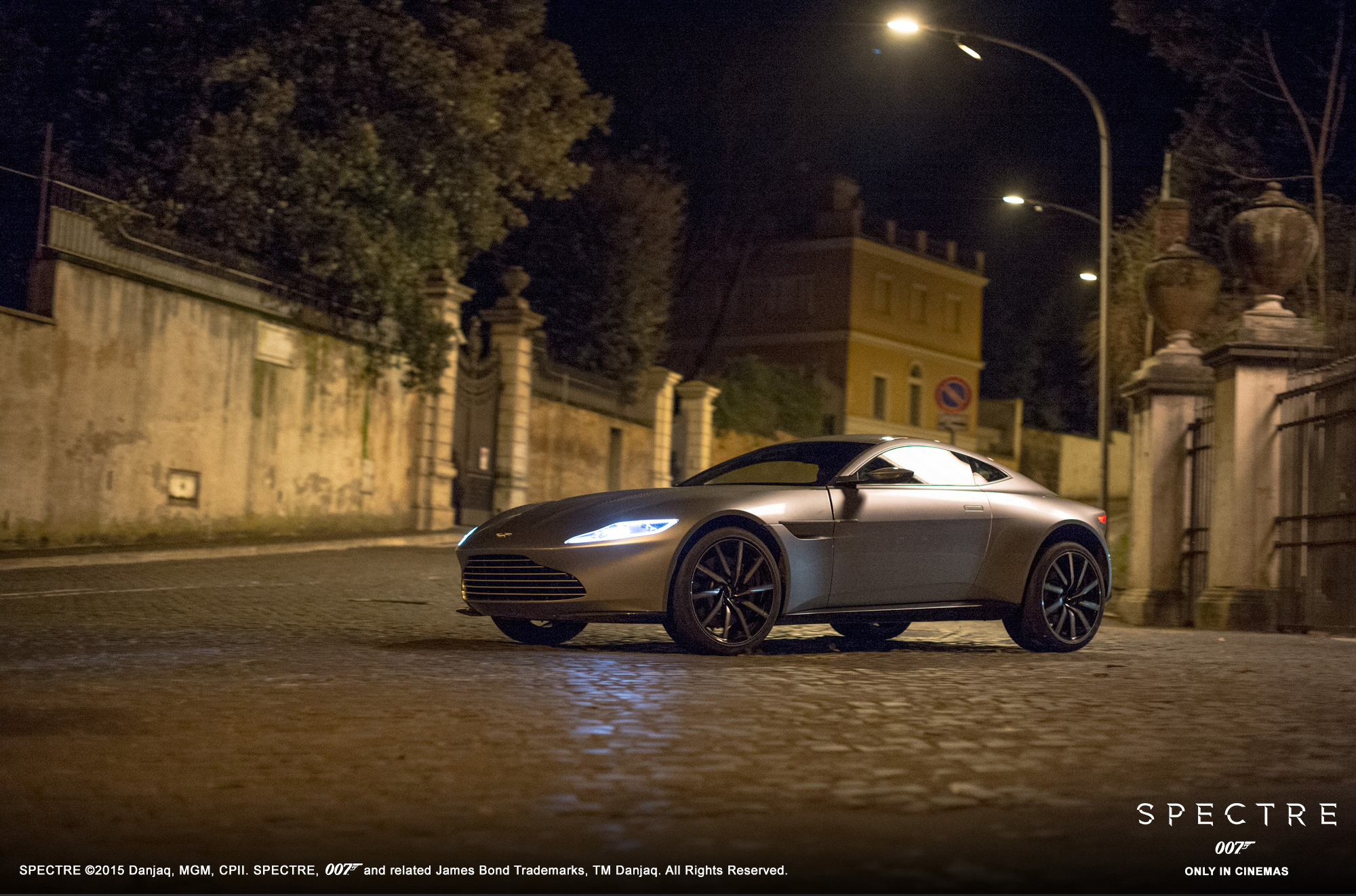 Aston Martin DB10 - Spectre 2015 - profil avant / front side-face