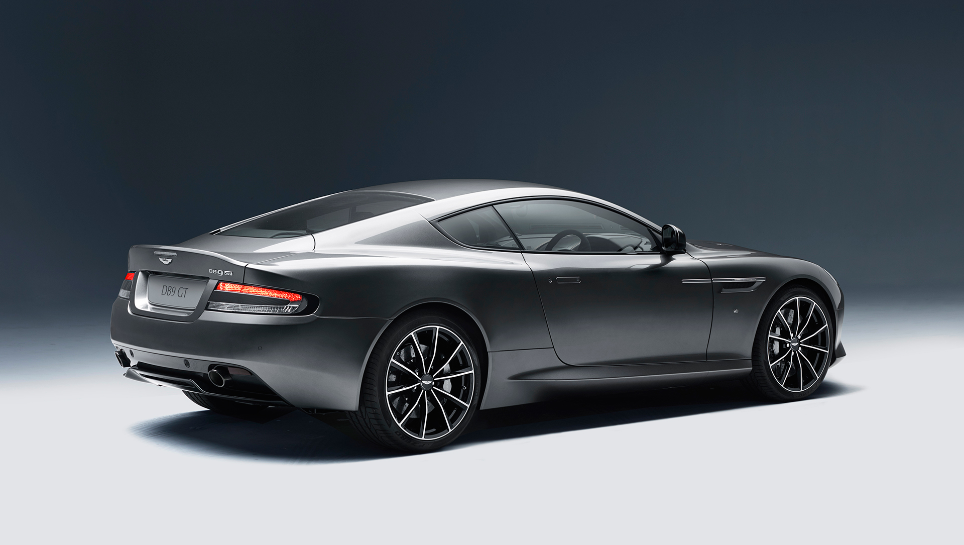 Aston Martin DB9 GT - 2015 - profil arrière / rear side-face