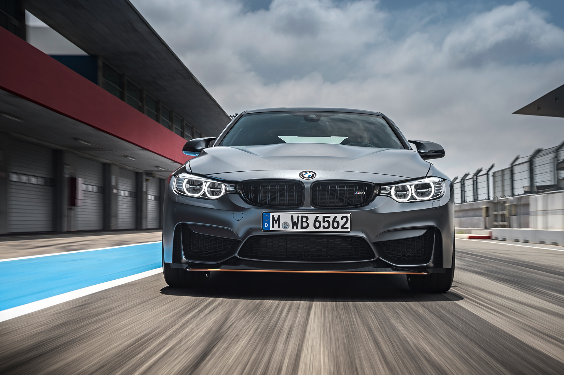 BMW M4 GTS - avant / front - sur circuit / on track