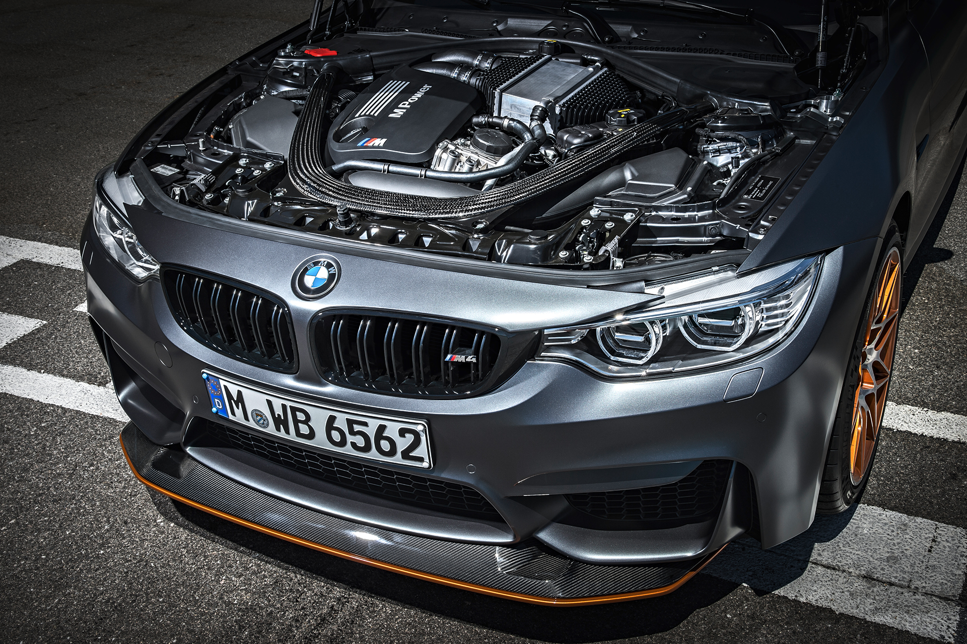 BMW M4 GTS - capot moteur / under the hood