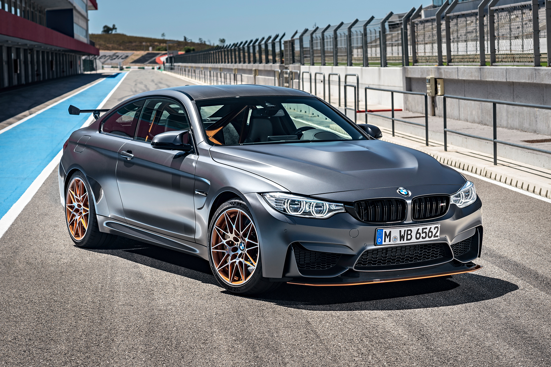 BMW M4 GTS - posé / relax - sur circuit / on track