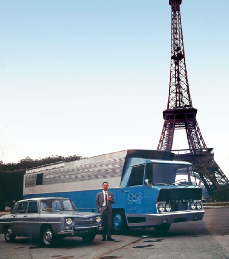 Renault 8 - Camion Bernard - Charbonneaux - Photo Retromobile 2016