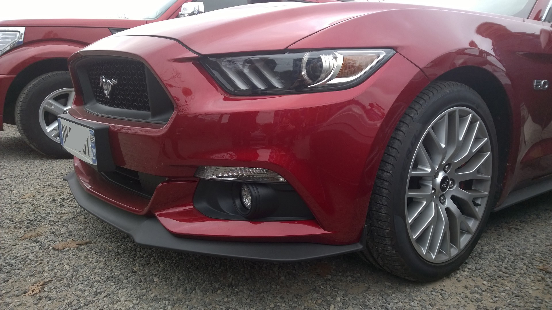 DM - photo - Ford Mustang GT - avant / front - Ouest Motors Festival 2015 Lorient