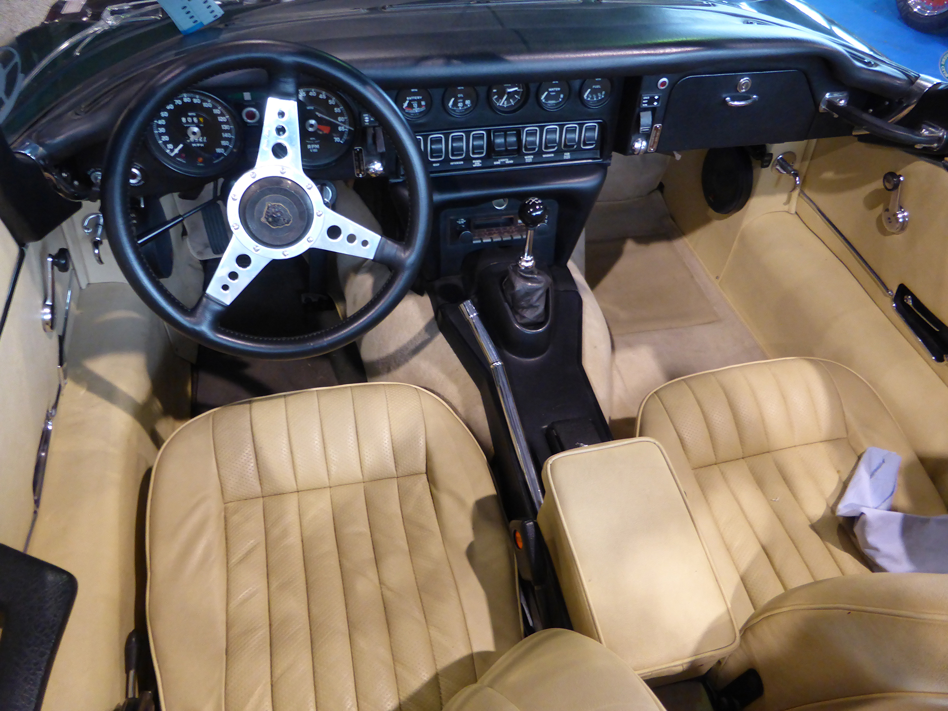 DM - photo - Jaguar E Type - interior / intérieur - Ouest Motors Festival 2015