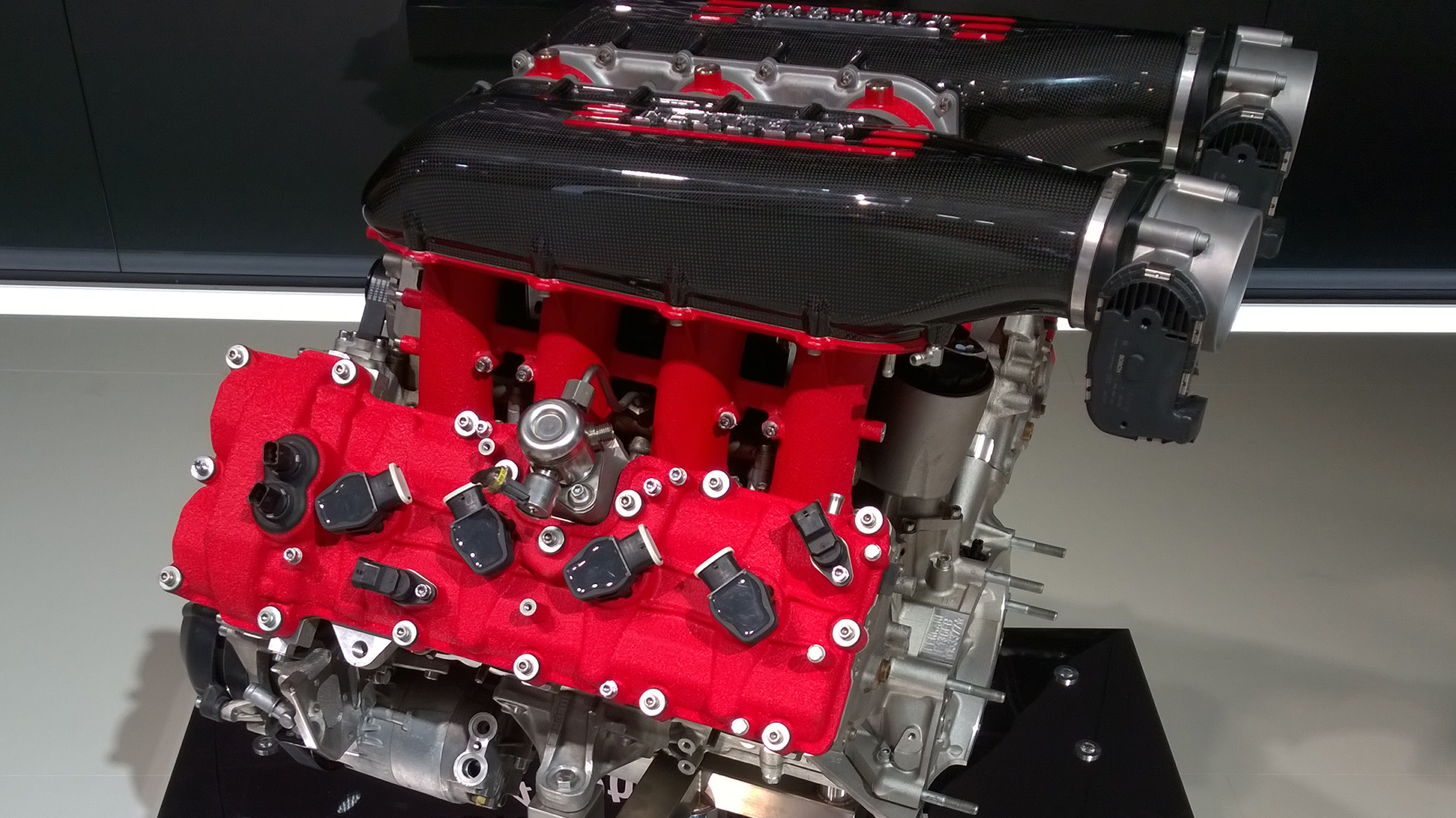 Ferrari V8 - moteur - Paris 2014 - DESIGNMOTEUR