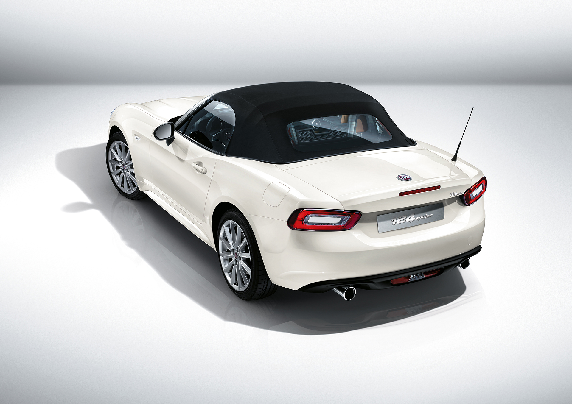 Fiat 124 Spider 2016 - profil arrière / rear side-face - close top / toit fermé