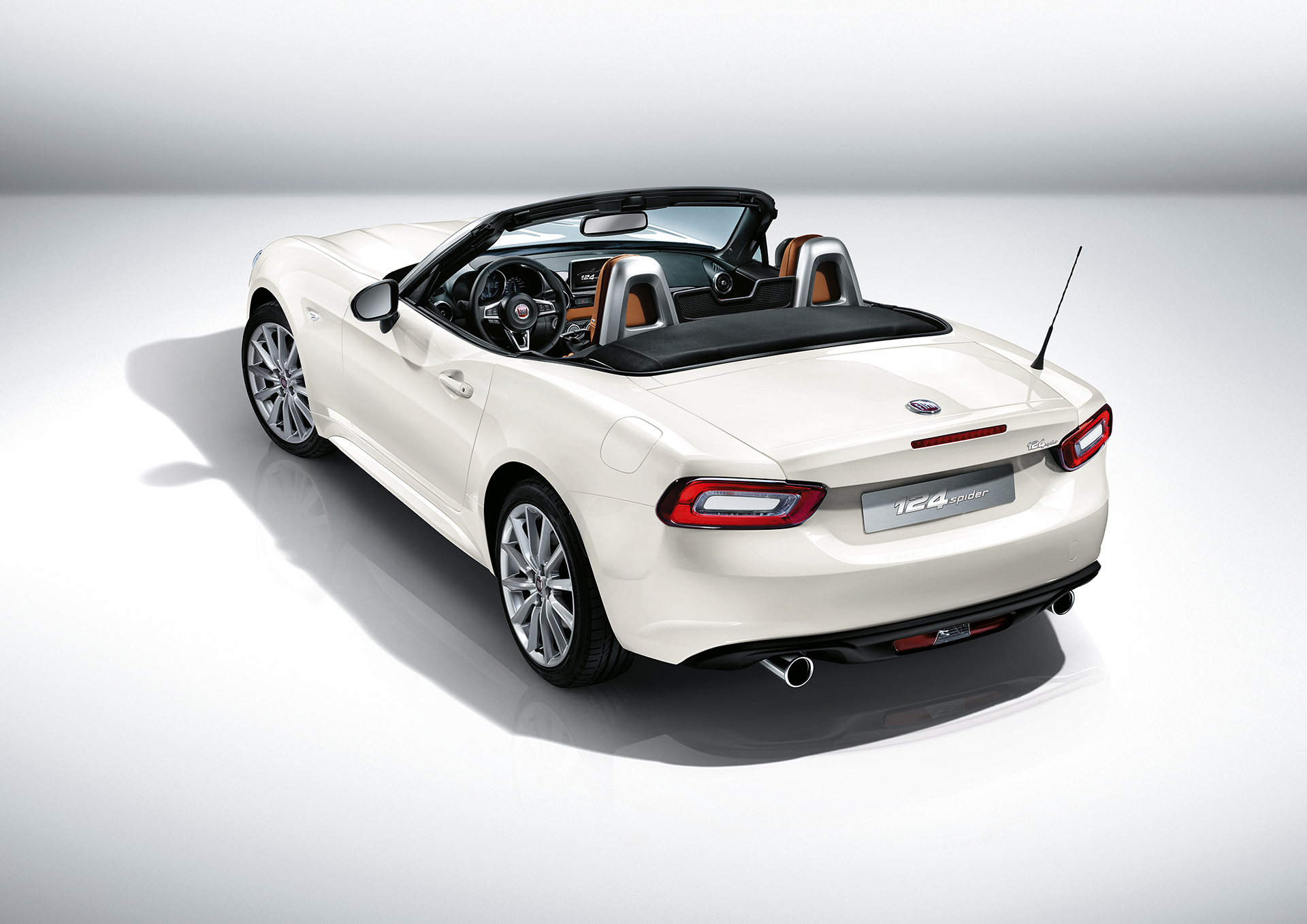 Fiat 124 Spider 2016 - profil arrière / rear side-face - open top / toit ouvert