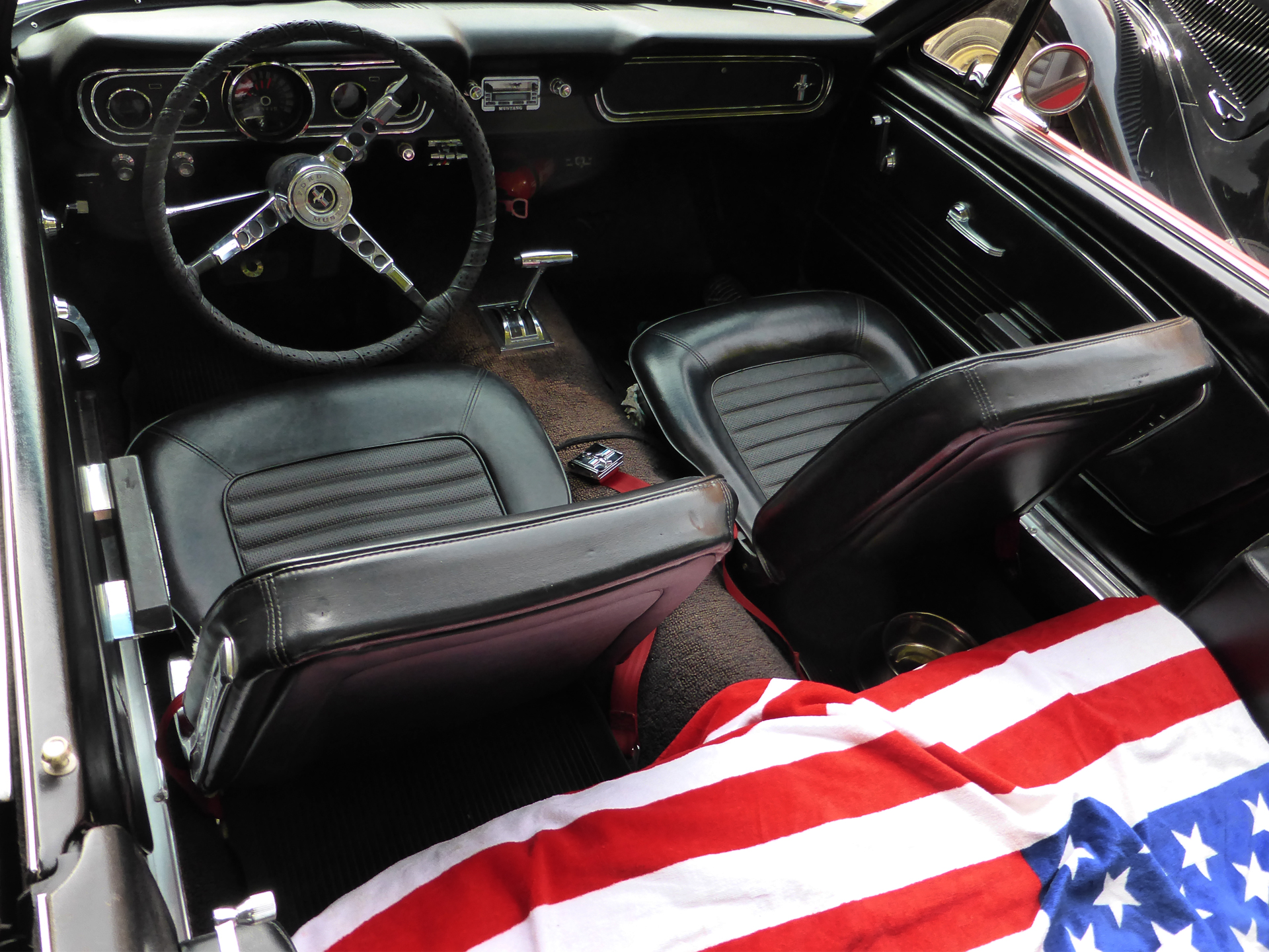 Mustang 1960s Cabriolet - volant - Lorient 2015 - photo ELJ - DESIGNMOTEUR