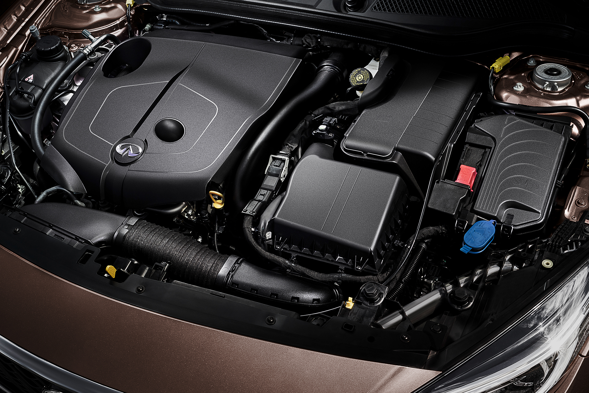 Infiniti Q30 - 2016 - 2.2d engine under the hood / capot moteur - diesel