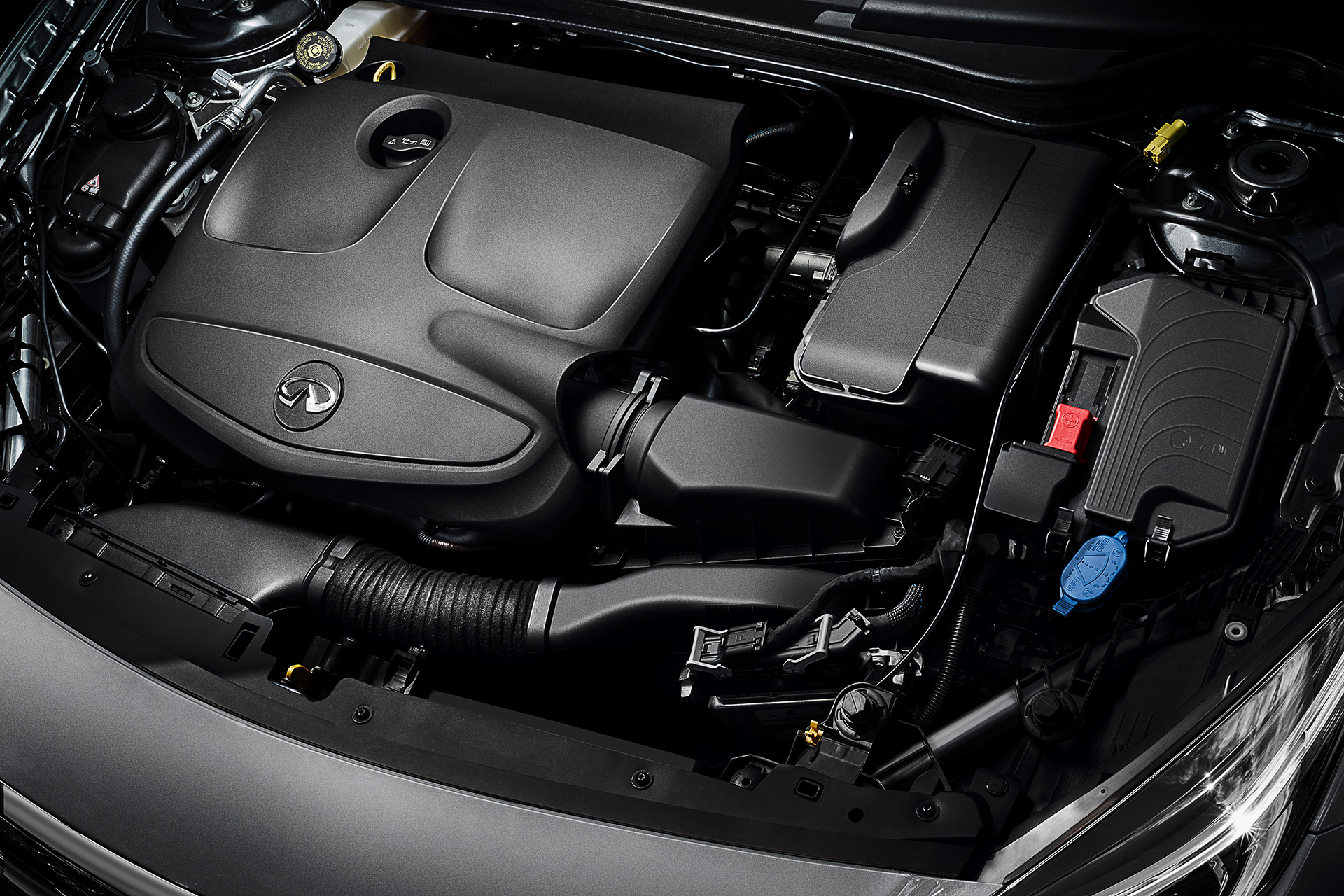 Infiniti Q30 - 2016 - 2.0t engine under the hood / capot moteur - essence