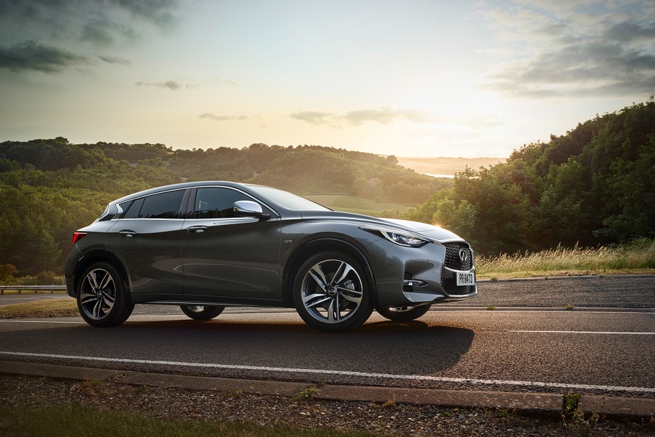 Infiniti Q30 - 2016 - front side-face / profil avant