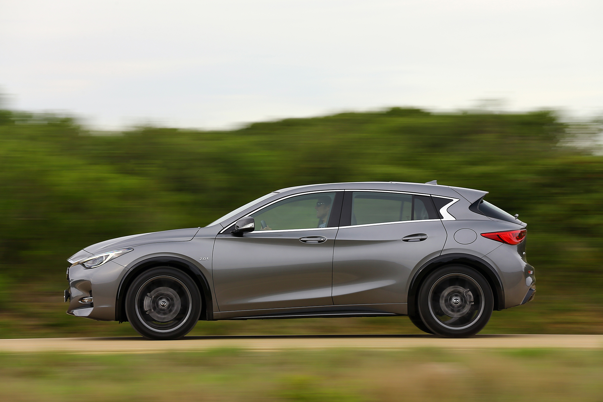 Infiniti Q30 Sport - 2016 - front side-face / profil avant