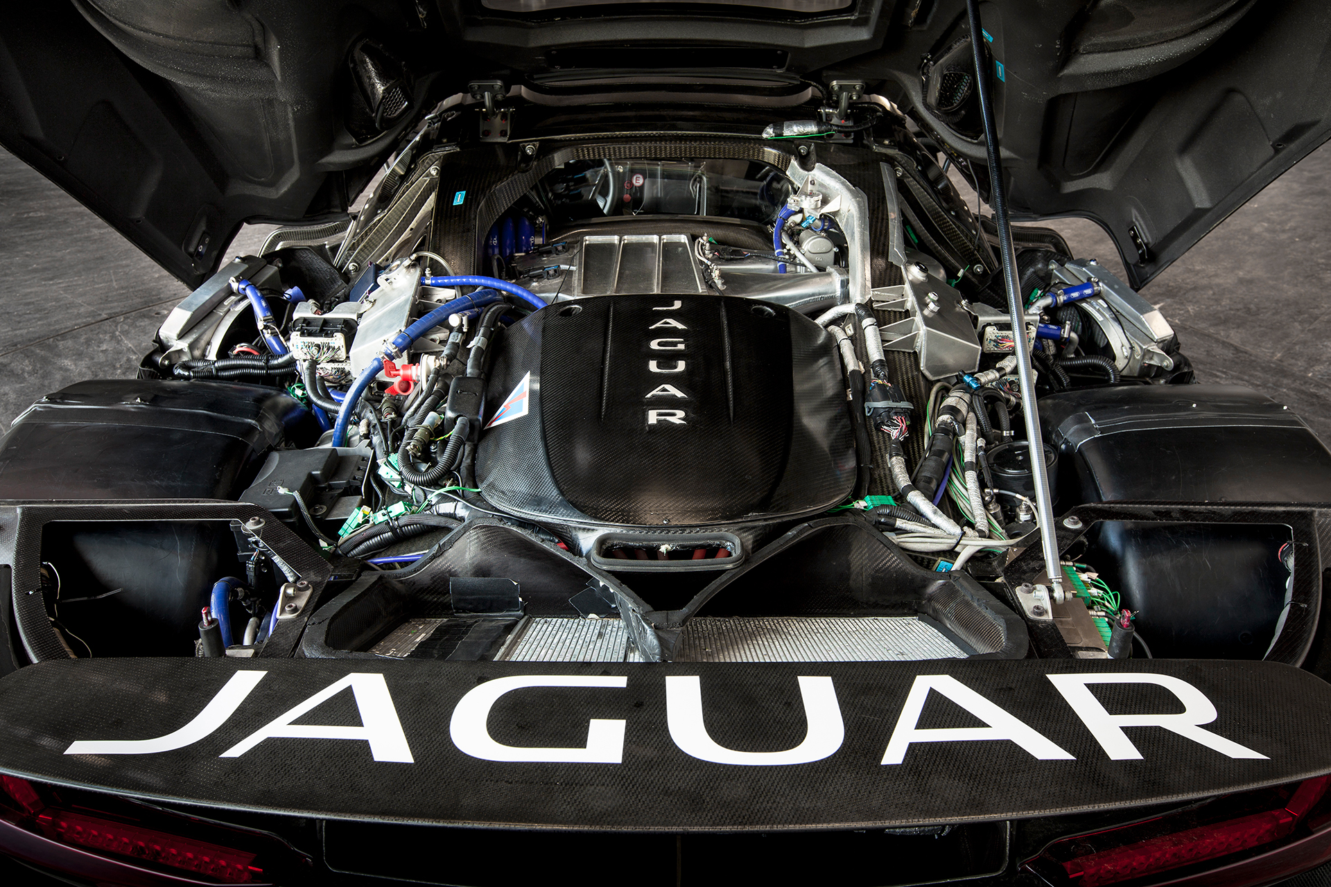 Jaguar -C-X75 - under the hood / sous le capot