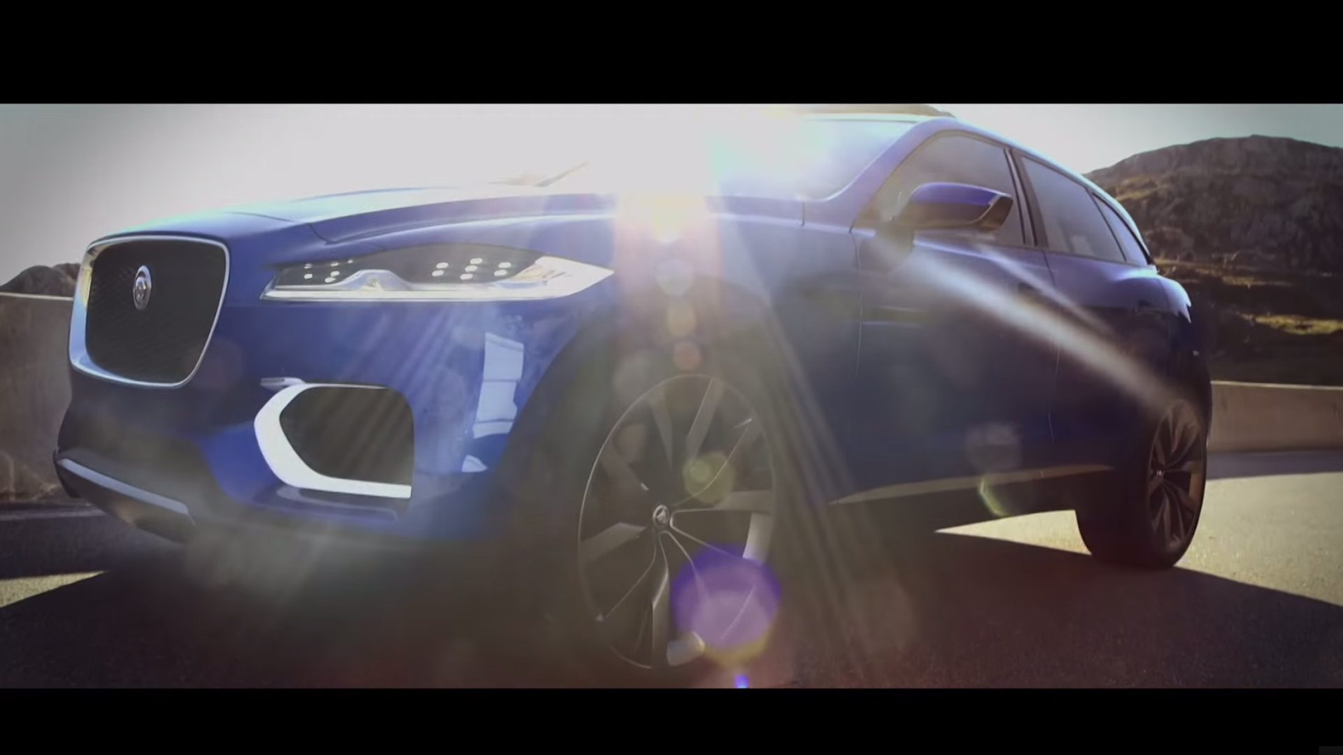 Jaguar F-PACE - profil avant / front side-face - teaser