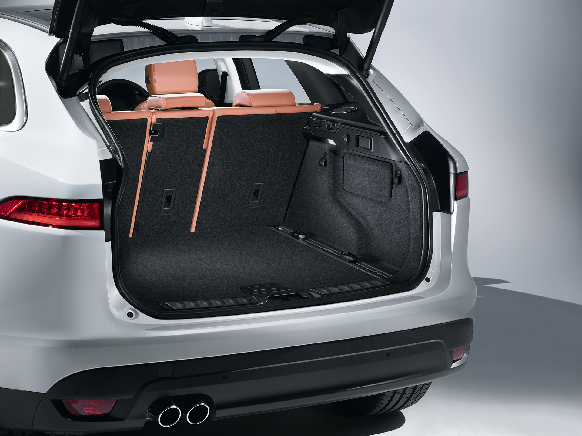 Jaguar F-PACE - rear compartment / coffre arrière