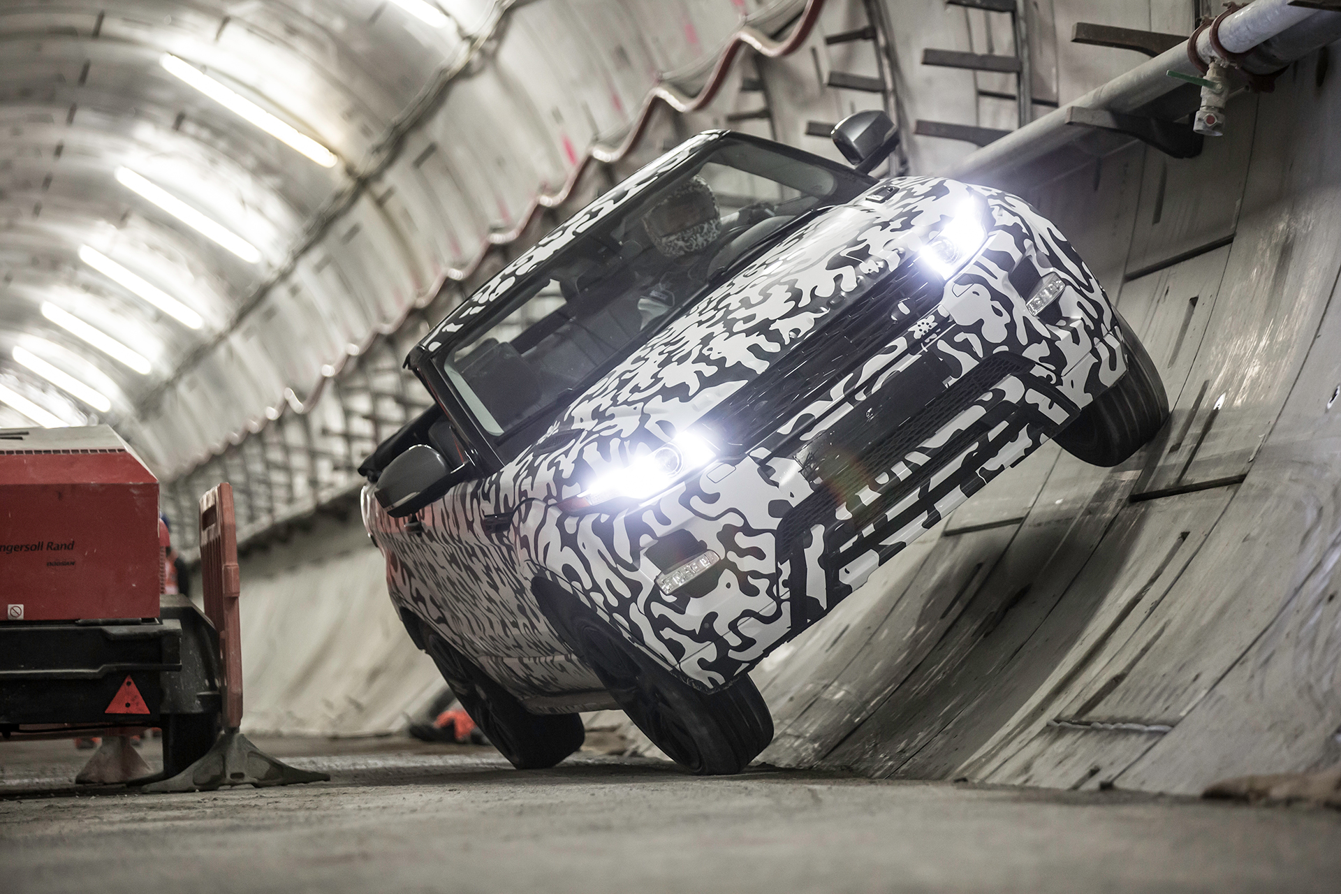 Land Rover Range Rover Evoque Convertible - avant / front - teaser underground