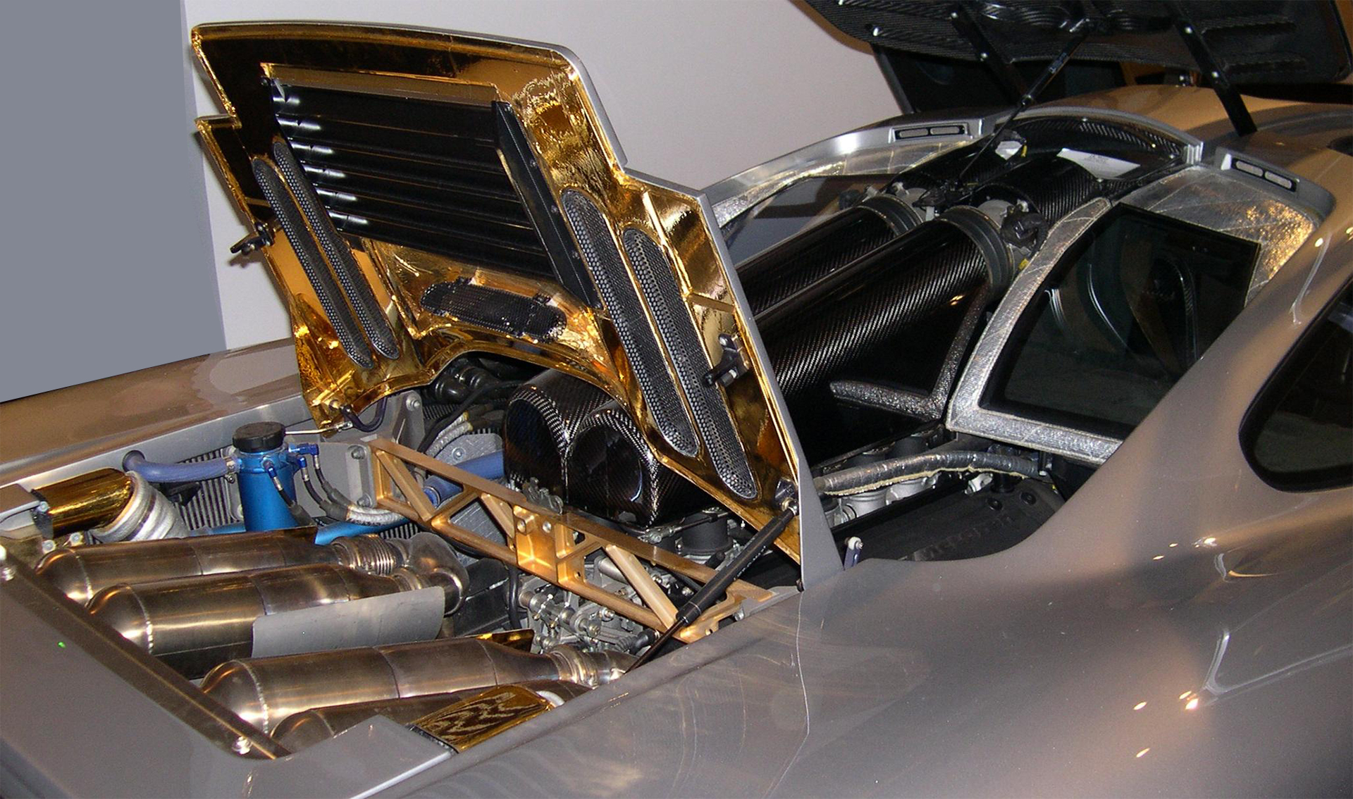 McLaren F1 - under the hood gold / or sous le capot