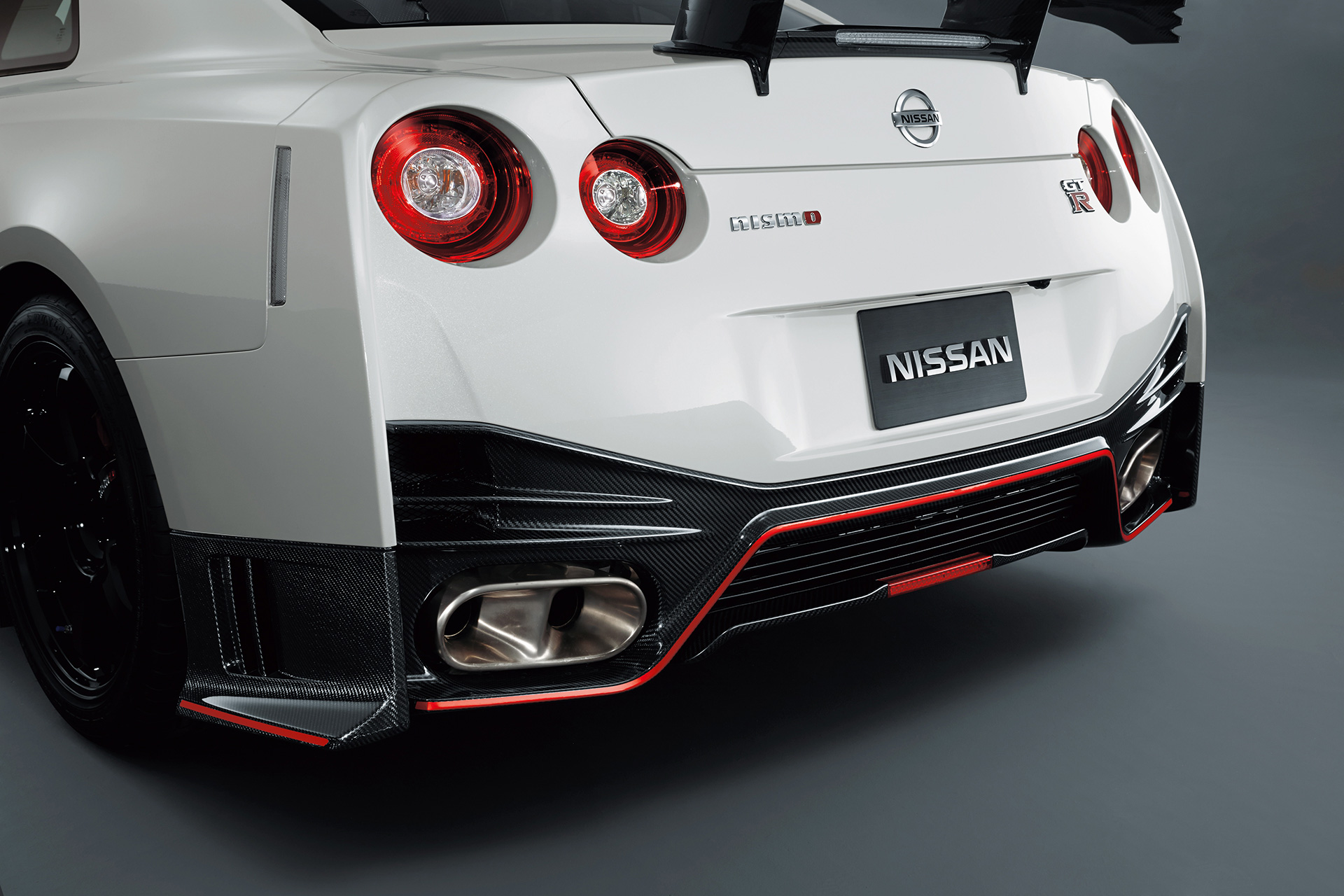 Nissan GT-R NISMO 2015 - profil arrière / rear side-face