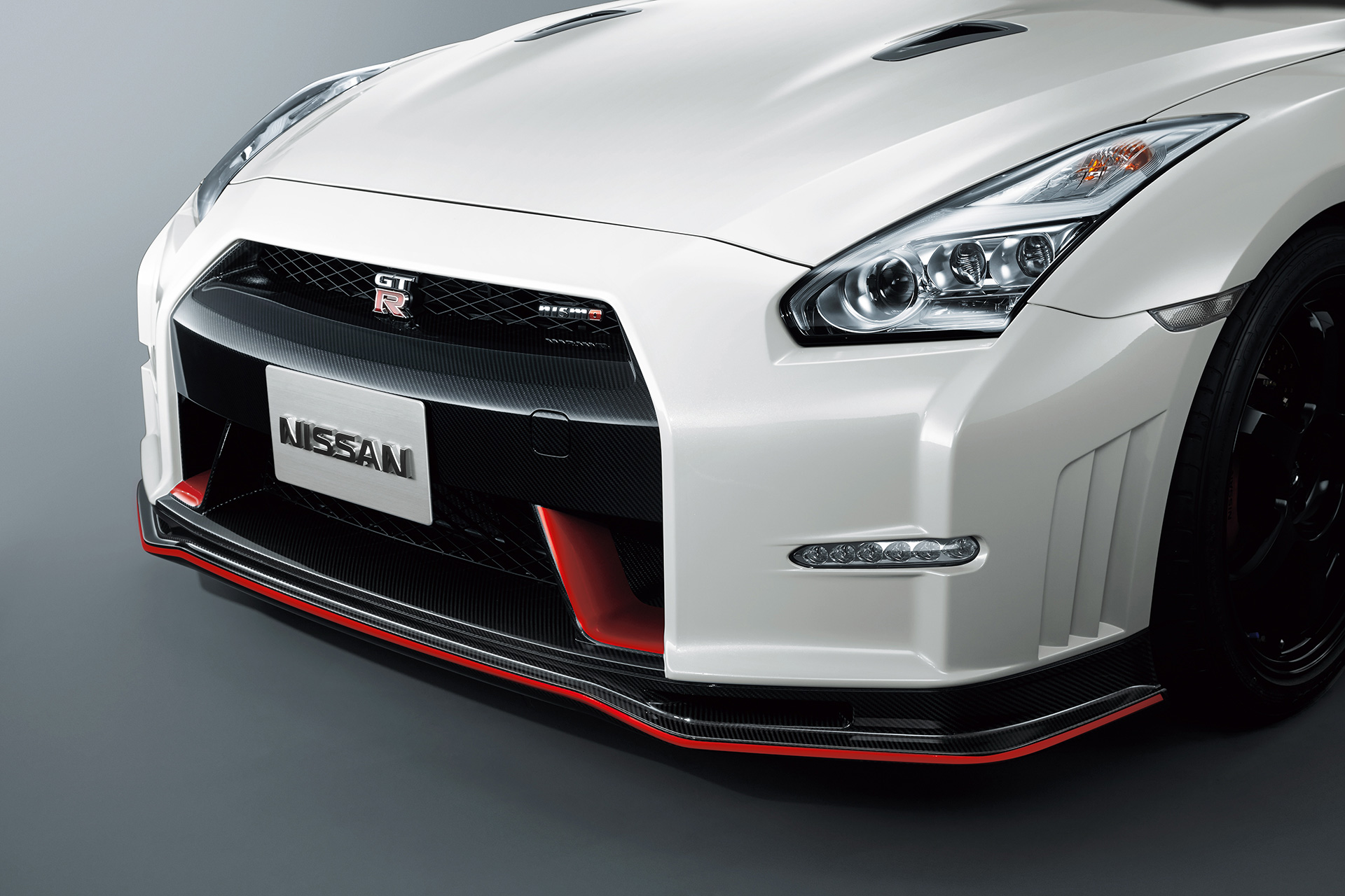 Nissan GT-R NISMO 2015 - profil avant / front side-face