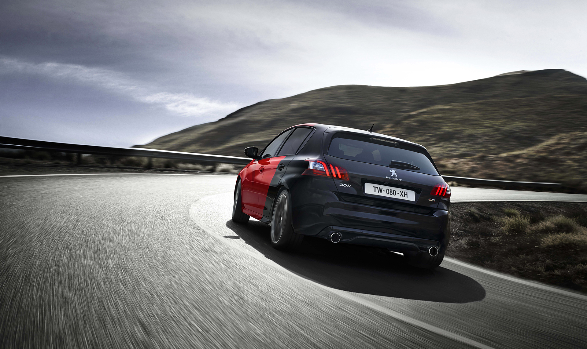 Peugeot 308 GTi - 2015 - profil arrière / rear side-face - sur route / on road