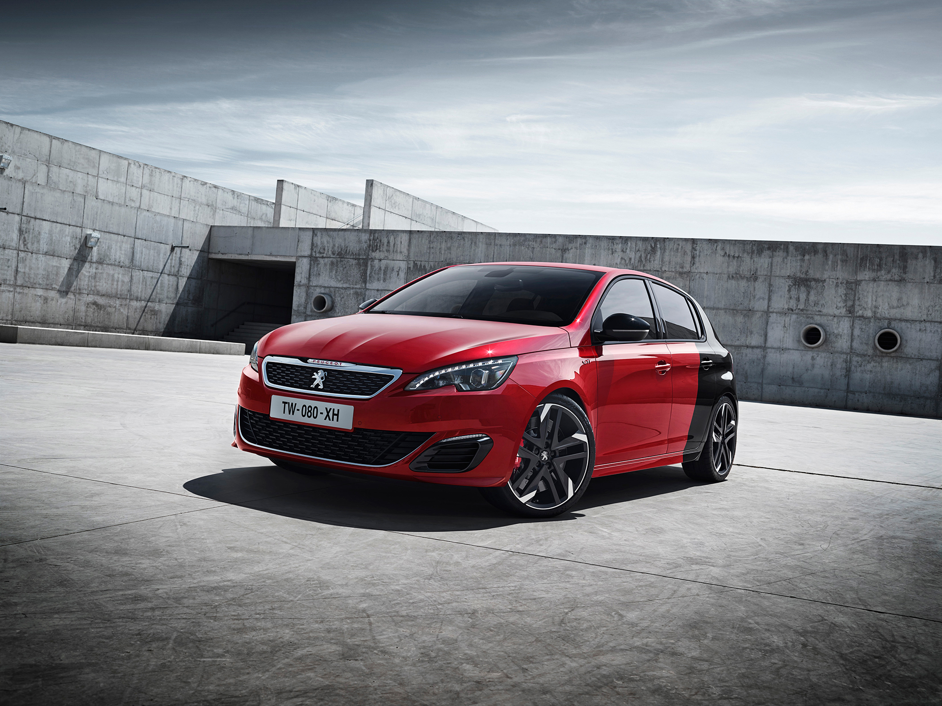 Peugeot 308 GTi - 2015 - profil avant / front side-face