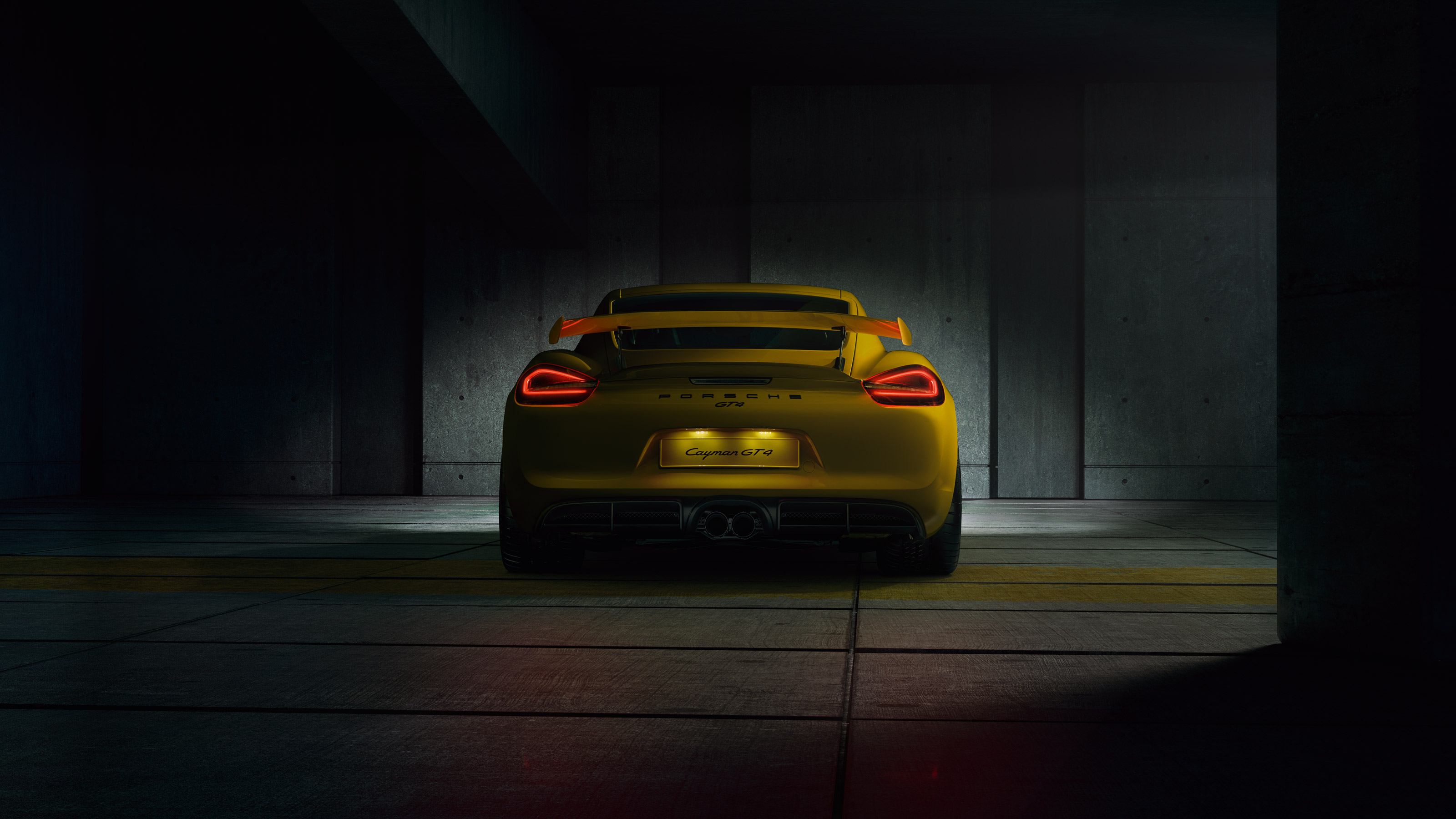 Porsche Cayman GT4 - face arrière avec feux allumés