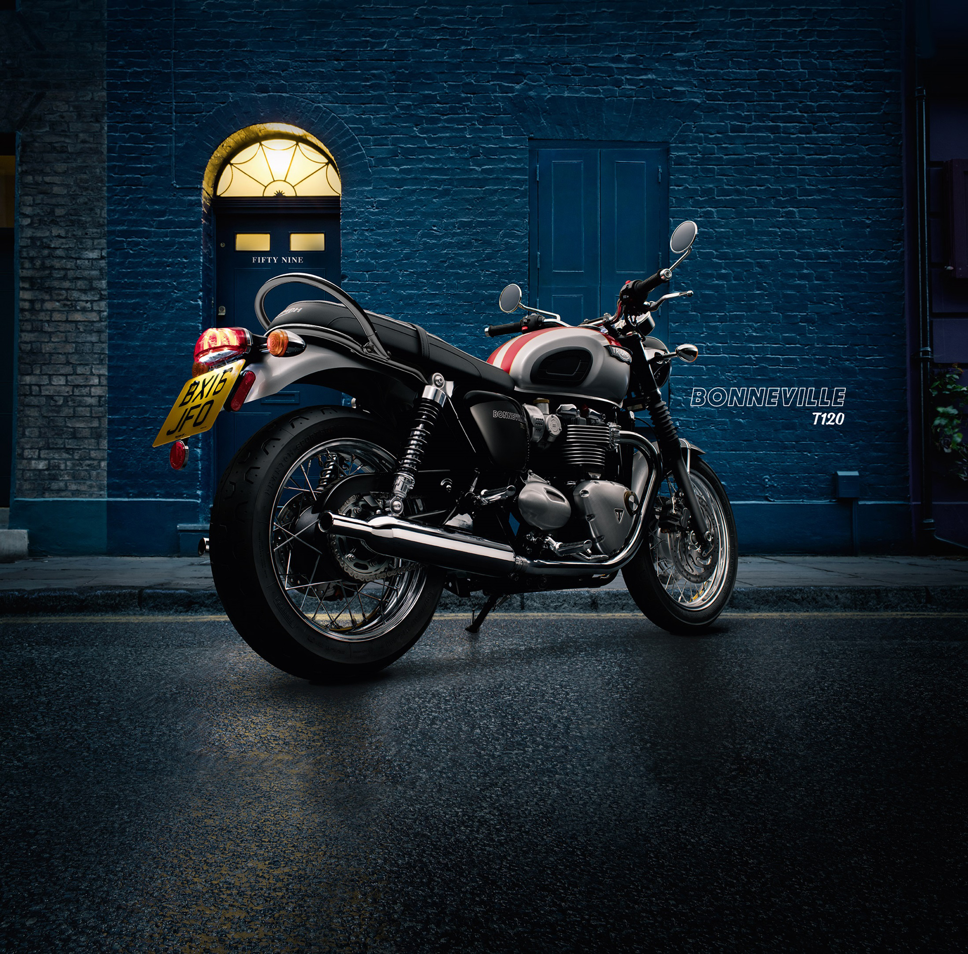 Triumph Bonneville T120 - 2016 - profil arrière