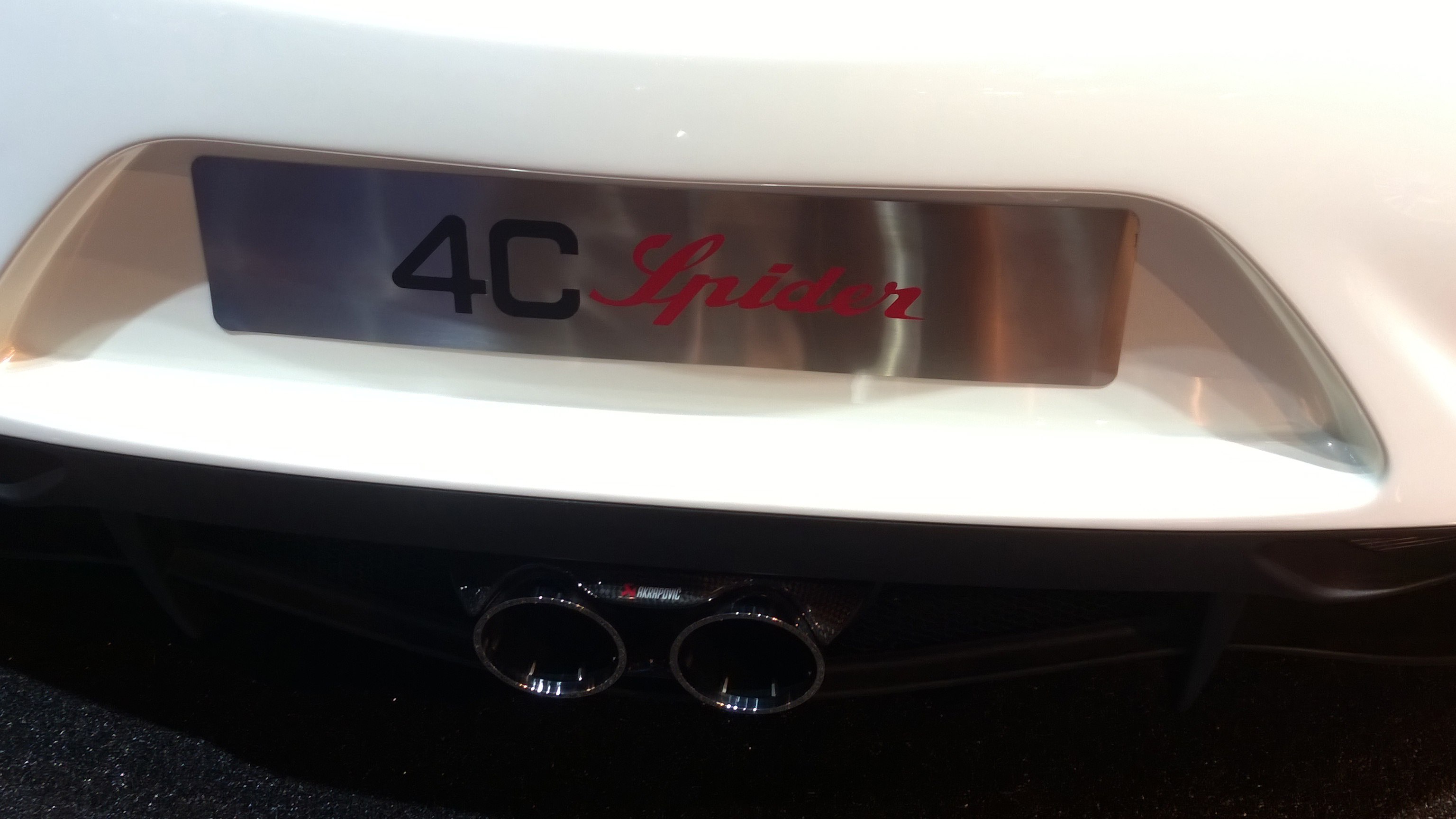 Alfa Romeo 4C Spider & Akraprovic - Paris 2014 - DESIGNMOTEUR