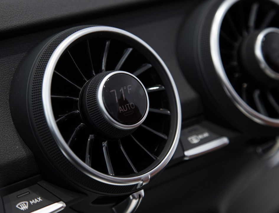 audi-tt-interieur-fan-2014-ces