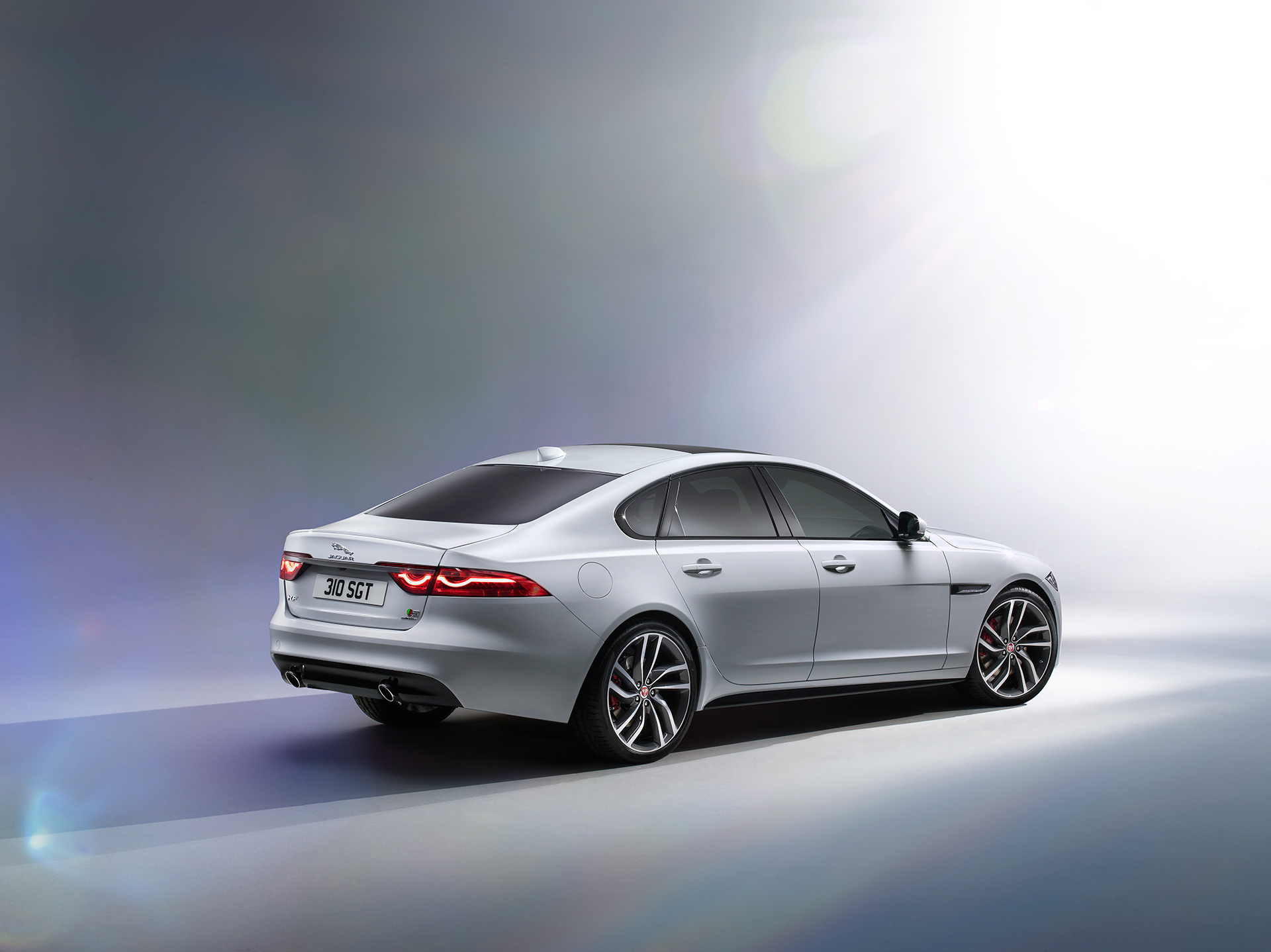 Jaguar XF - 2015 - profil arrière