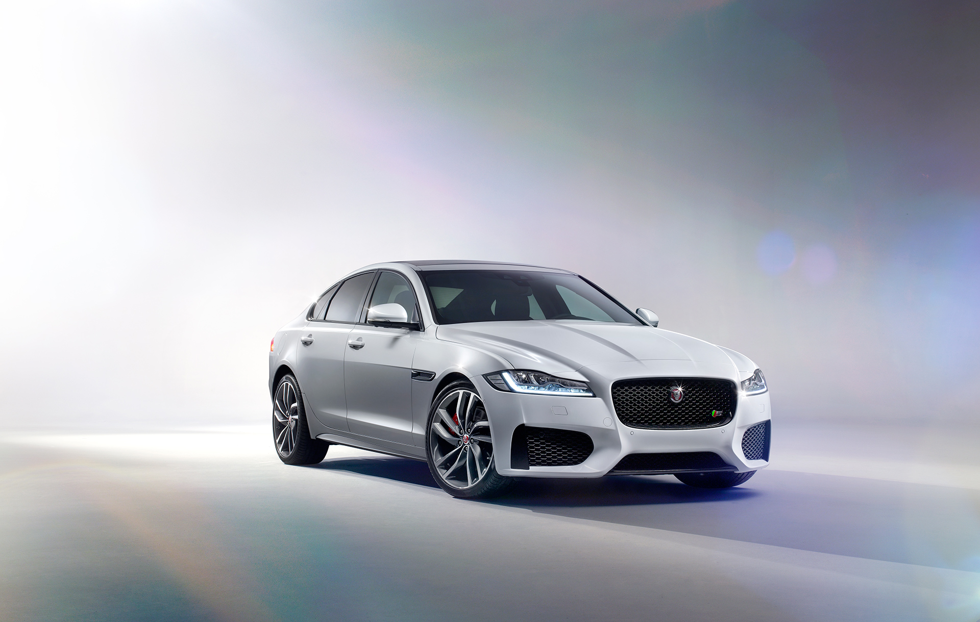 Jaguar XF - 2015 - profil avant