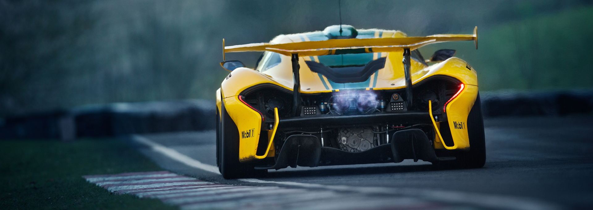 McLaren P1 GTR - photo sur circuit Cadwell - 2015 - arrière