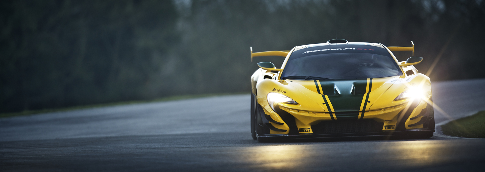 McLaren P1 GTR - photo sur circuit Cadwell - 2015 - avant