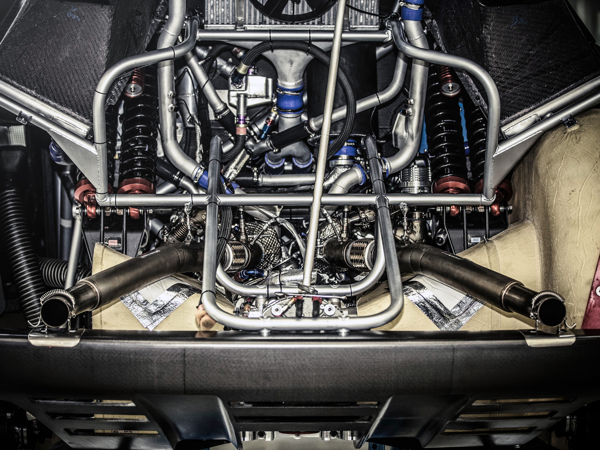 Peugeot 2008 DKR 2015 - under the hood / sous la capot