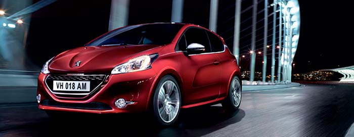 Photo Peugeot 208 rouge sur route de nuit