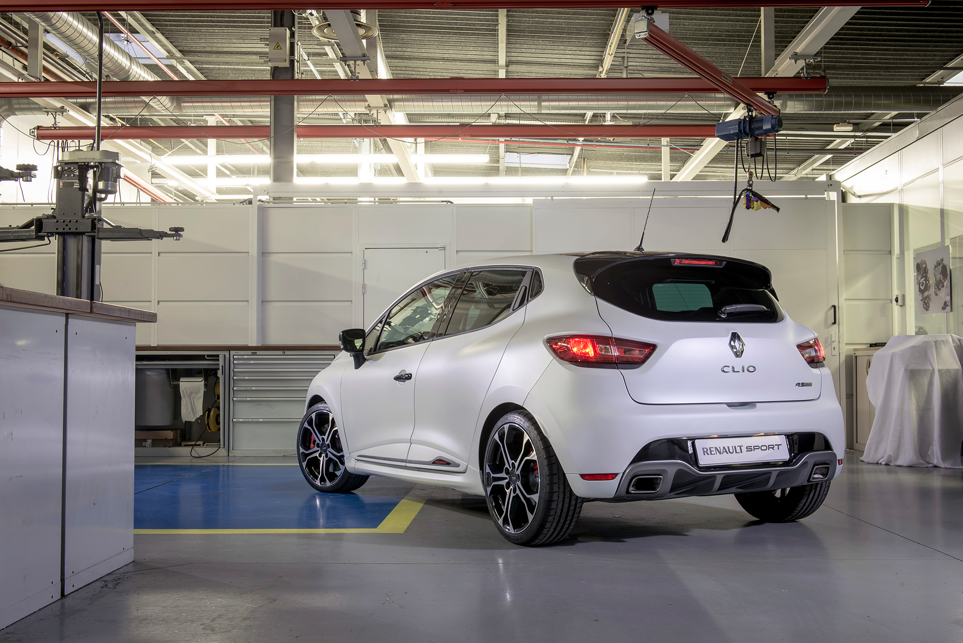 Renault Clio 4 R.S. 220 Trophy - 2015 - profil arrière / rear side-face