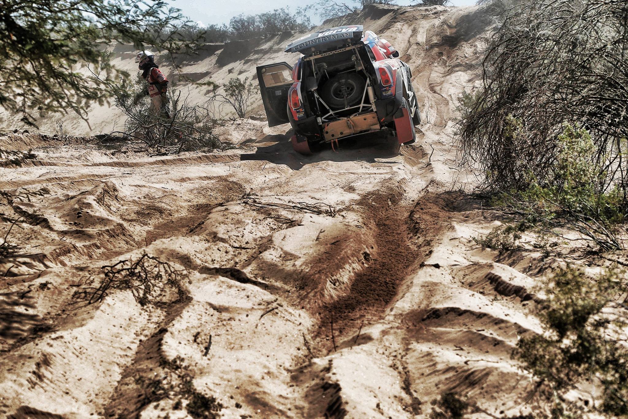 road far away - Dakar 2016 - photo by A Lavadinho - A Vialatte