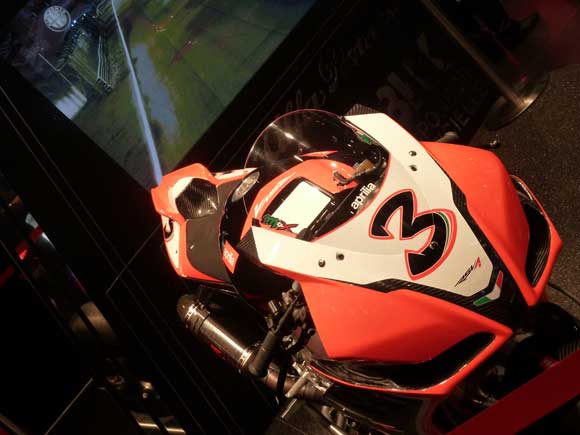 Aprilia RSV4 face avant Paris 2012